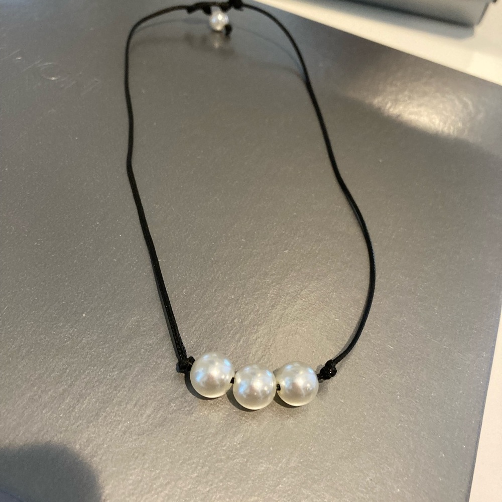 Necklace 3 pearls on rope.